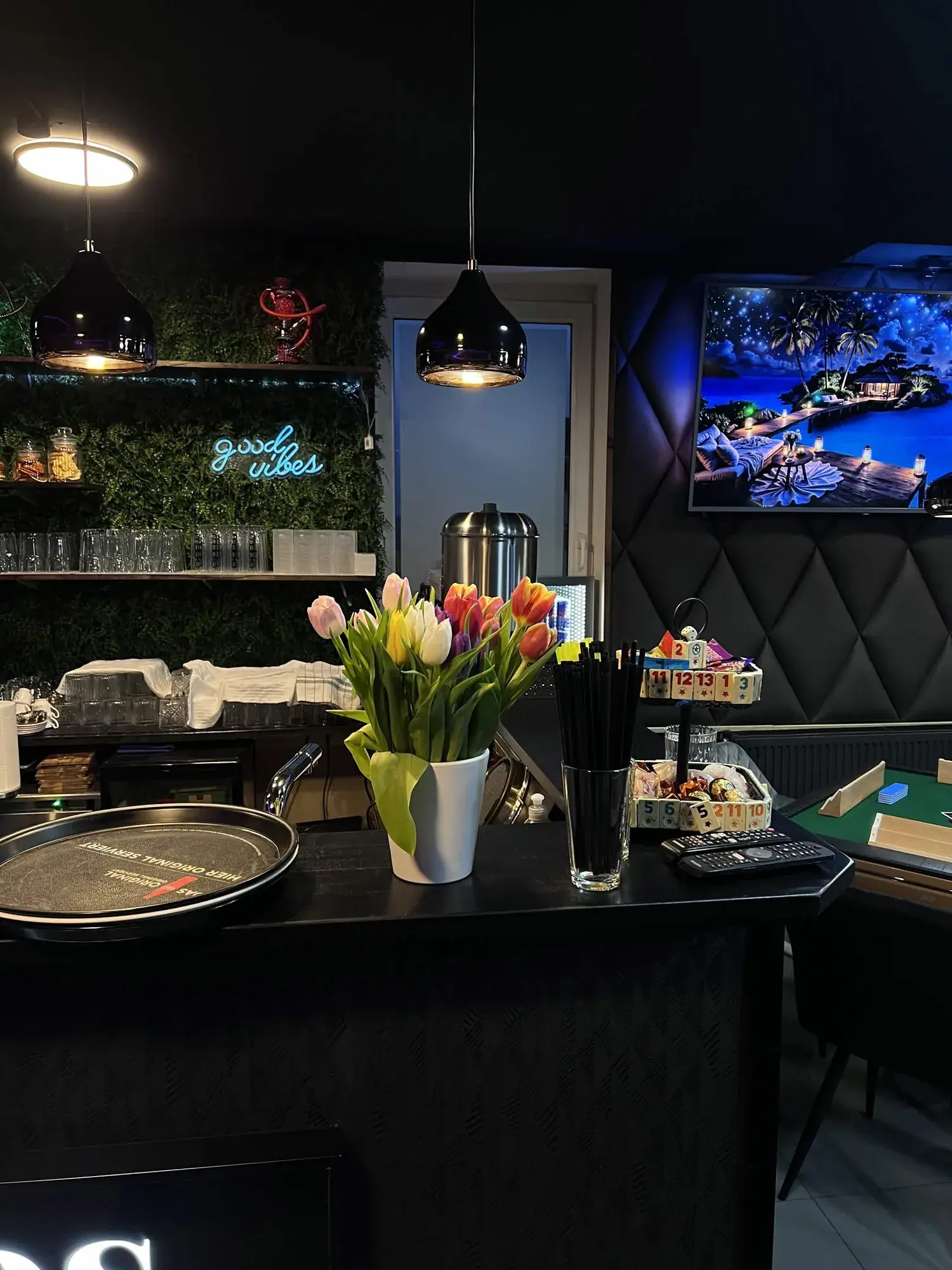 Bartheke mit frischen Tulpen