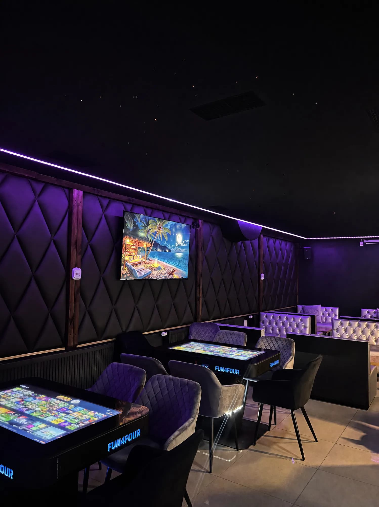 Loungebereich der Paydos Lounge in warmem Licht