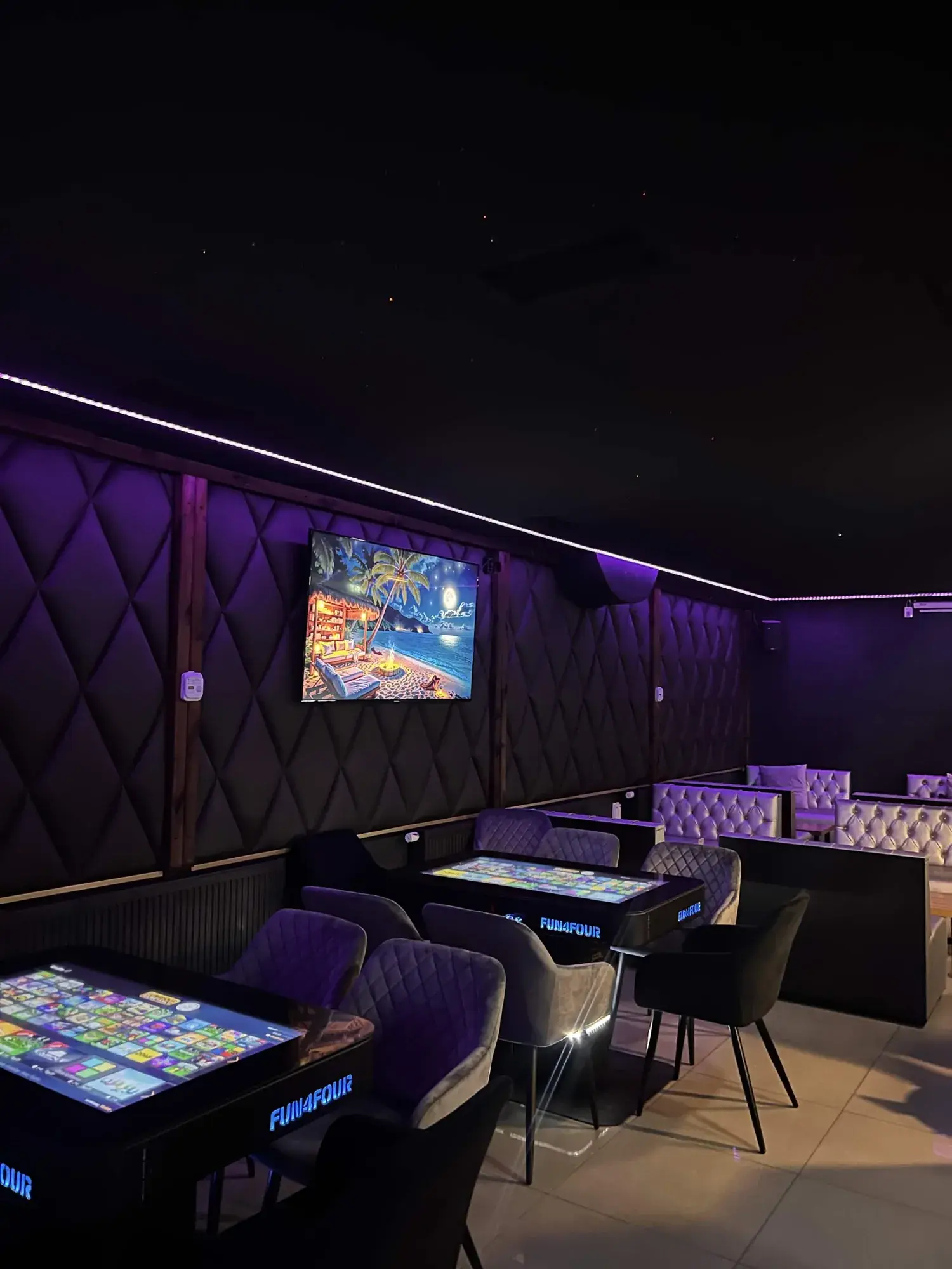 Loungebereich der Paydos Lounge in warmem Licht